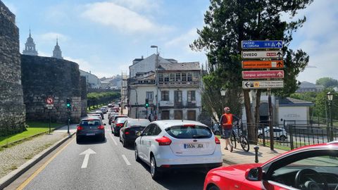 Las colas en la Ronda ya se encuentran antes de Porta Mi��, con los ciclistas teniendo que usar la acera