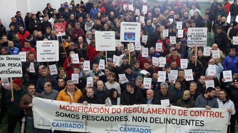 La lonja de Cambados acogi� a centenares de personas llegadas de diversos puertos gallegos.