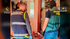 Agentes de la Polic&iacute;a Nacional y la Guardia Civil durante el operativo contra el tr&aacute;fico de drogas en Ribeira