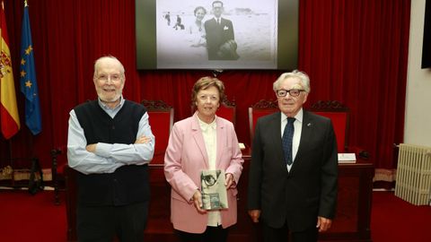 O ilustrador e caricaturista, Siro L&oacute;pez; a fil&oacute;loga e filla do homenaxeado, Teresa Garc&iacute;a-Sabell, e o presidente da Real Academia de Medicina de Galicia, Francisco Martelo, no acto de presentaci&oacute;n.