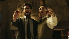�lvaro Morte y el gallego Pedro Alonso en una imagen de la serie �La Casa de Papel�