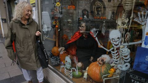 María José López en el escaparate de su librería de Os Castros.