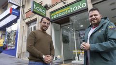 Javier Fonta��a y Manuel Caama�o, a las puertas de la tienda que tienen justo al lado de la Praza Roxa