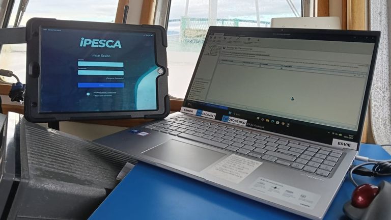 Puente de mando de un pesquero gallego con el sistema IPESCA (izquierda), el que utilizaban para declarar sus capturas barcos de 12 a 15 metros de eslora hasta el 10 de enero del 2026, cuando la UE los oblig� a incorporar el diario electr�nico (derecha), que ha multiplicado los tr�mites que deben cubrir.