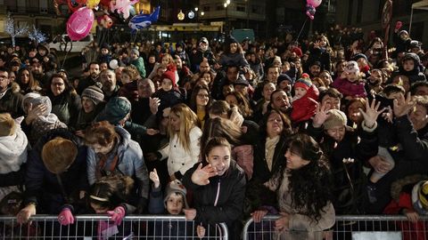 Miles de personas salieron a las calles de Ourense para recibir a sus majestades de Oriente pese al frío