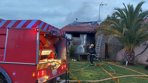 La vivienda qued� calcinada, pero los bomberos consiguieron salvaguardar la anexa