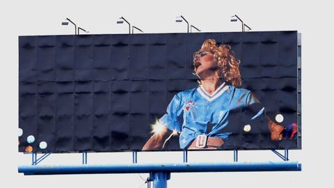 Una gran valla publicitaria con la imagen de Madonna&nbsp;luciendo la camiseta del Celta preside una de las entradas a la ciudad de Vigo.