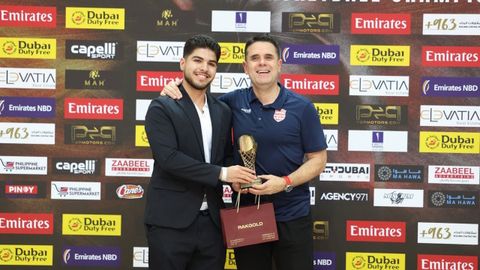 El entrenador gallego, Antonio P&eacute;rez (derecha), tras ganar el mundial oficioso de los pa&iacute;ses &aacute;rabes con el Africain de T&uacute;nez