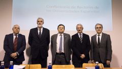 El vicepresidente de la Conferencia de Rectores de Universidades Espaolas (CRUE), Juan Juli, el rector de la Universidad Pontificia de Comillas, Julio Luis Martnez, el presidente de CRUE Manuel Lpez, el rector de la UNED, Alejandro Tiana y el rector de la Universidad Autnoma de Madrid, Jos Mara Sanz
