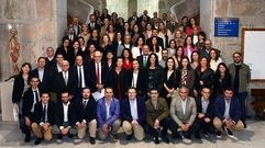 Unas 80 personas celebraron ayer en la facultad de Medicina de la USC las bodas de plata de la promoci�n que acab� la licenciatura en 1997. Como ya es tradici�n, los antiguos alumnos, profesores y autoridades posaron para una foto de familia en las escaleras del edificio inaugurado en Santiago en 1928.