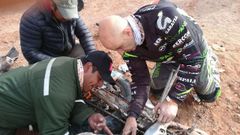 Varios bolivianos tratan de arreglar con Fran los dep�sitos de la moto.