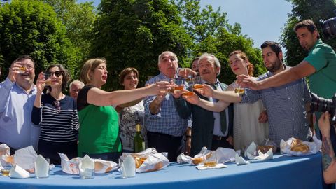 El alcalde de Oviedo, Wenceslao L�pez (4.d), la primera teniente de alcalde, Ana Taboada (3i) Jos� Antonio Alonso (c), presidente de la Protectora de La Balesquida y representantes de grupos pol�ticos del Ayuntamiento brindan durante la entrega del bollo y vino de La Balesquida en el Paseo del Bomb�, con motivo del Martes de Campo