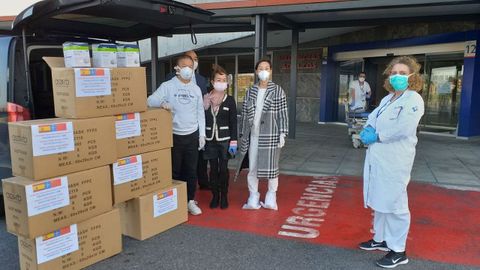 La entrega de material por parte de la comunidad china a personal sanitario en el HUCA