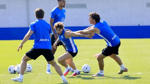 Jugadores del Deportivo, durante el entrenamiento de este lunes en el D�por Training Center.
