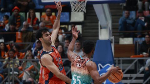 Jacobo D�az defiende a Adams Sola durante el partido.