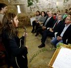 Silvia Losada, Tamara Lema e os nenos actores diante do p�blico asistente ao acto.