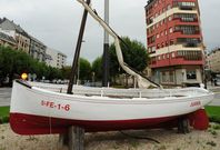 La rotonda de O Xard�n cuando luc�a el bote (ahora retirado) en el que navegaba Calvo-Sotelo. 