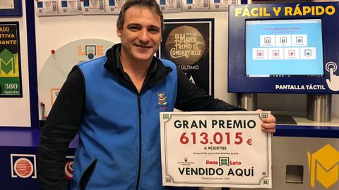 Maxi �lvarez, con el premio de la Bonoloto que reparti� el viernes
