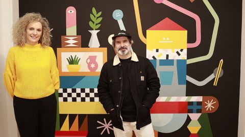 El artista H�ctor Francesch y la galerista Pilar Romero, en la sala Peculiar, donde han inaugurado exposici�n