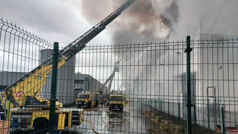 bomberos, asturias.Espectacular incendio en un concesionario de motos, en el pol�gono de Silvota, en Llanera