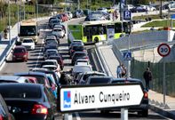 Uno de los carriles de acceso al hospital est� todos los d�as bloqueado por coches. 