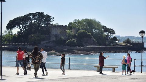 El paseo de Santa Cruz (Oleiros) se llen� de familias que aprovecharon para disfrutar del buen tiempo