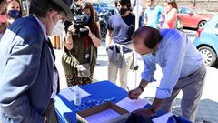 El presidente del PP, P�o Garc�a Escudero, firma en una de las doscientas mesas colocadas el domingo en las principales ciudades espa�olas contra la concesi�n de indultos a los presos secesionistas