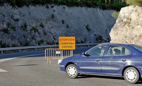 La carretera provincial de Dodro sigue cerrada en este punto de la rotonda de la autov�a.