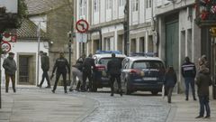 Momento en el que los agentes de la Polic�a Nacional detienen al hombre tras resistirse y agredirles cuando quisieron identificarle