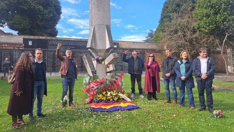 El consejero de Ordenaci�n de Territorio, Urbanismo, Vivienda y Derechos Ciudadanos, Ovidio Zapico, en la fosa com�n del cementerio de Oviedo.