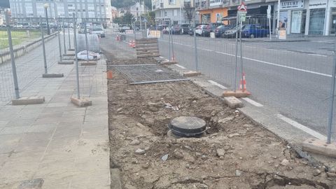 La renovacin de un colector ha implicado abrir el asfalto junto a la LU-862 en Covas