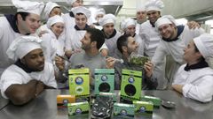 Foto de archivo de dos miembros de una productora de algas ense��ndoselas a alumnos de Cocina del IES de Foz