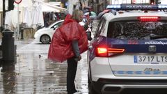 Una patrulla de la Polic�a Local de Santiago ayuda a una peregrina