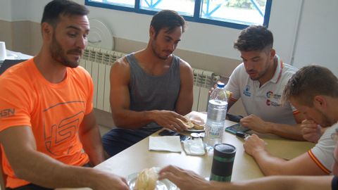 Tras una hora larga de series en el agua, toca un tentempi� en el centro de tecnificaci�n deportiva de Trasona. Bocadillos, fruta y bebidas en las sencillas instalaciones de Corvera, donde los palistas pasan casi todo el d�a. Parte del equipo se aloja en un hotel en Luanco, m�s c�modo que el complejo del embalse.