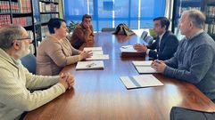 La presidenta de la Asociaci�n de Vecinos de Caranza, Mapi Rodr�guez Venancio, a la izquierda, y, a la derecha, el alcalde, Jos� Manuel Rey Varela, junto al concejal de Obras, Jos� Tom�, durante la reuni�n del pasado viernes.