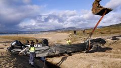 Retiran la narcolancha de la playa de Espi�eirido por tierra 