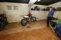 El deportista, en el garaje donde guardaba los veh�culos sustra�dos el fin de semana. 