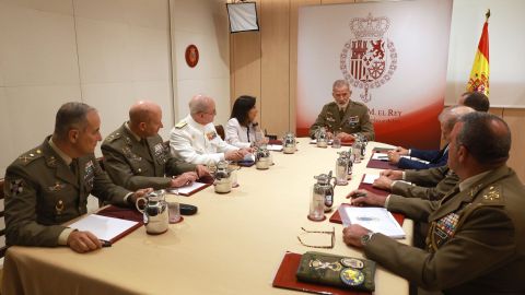 El rey, junto a Margarita Robles y la c�pula de Defensa, en una fotograf�a compartida en X por la Casa Real.