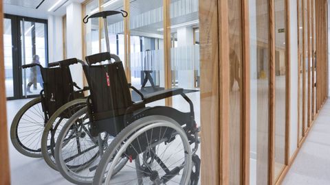 Sillas de ruedas en una residencia de Lugo
