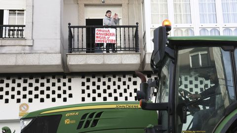 Una vecina de Ortigueira apoya la tractorada con una pancarta en su balcn