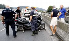 Personal de la Polic�a Local, junto a la motocicleta que ayer sufri� un accidente.