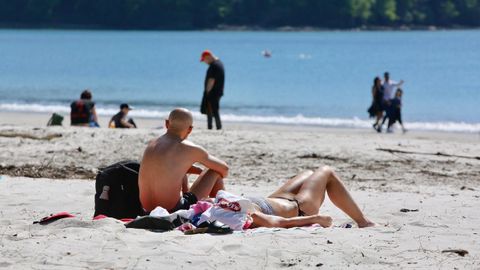 Varias personas aprovecharon para tomar el sol en la playa de Cabanas, pese a que est prohibido