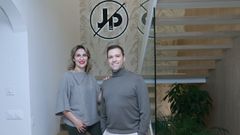 El matrimonio formado por Lucía y Javier, en su clínica dental de la calle Posse.