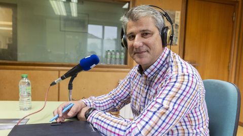 El alcalde de Corcubi�n, el nacionalista Xabier Dom�nguez Traba, Drok, durante una visita al estudio de Radio Voz Berganti�os.