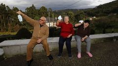 �spera, un para�so junto al r�o Sor �libre� de coronavirus hasta el momento. Jos� Trasancos con su mujer, Josefa, y su hija Lupe, ense�an las mascarillas que solo emplean en contadas ocasiones porque apenas salen de casa desde que comenz� la pandemia del coronavirus