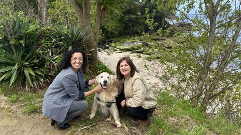 Las concejalas Mari�n Sanmart�n y Cristina Acu�a, con Tambo, junto a la playa de A Ribeira Pequena, en Ard�n