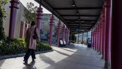Una mujer camina por las inmediaciones de Parque Principado, en Siero