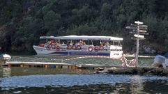 El catamar�n tur�stico de la Diputaci�n de Lugo que recorre el tramo del Mi�o embalsado por la presa de Os Peares, en la Ribeira Sacra