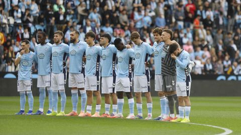 Los jugadores del Celta, durante el minuto de silencio previo al partido ante el Valencia.