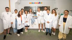Mercedes Toscano y Jorge Nez, en el centro de la imagen, junto a parte de su equipo.